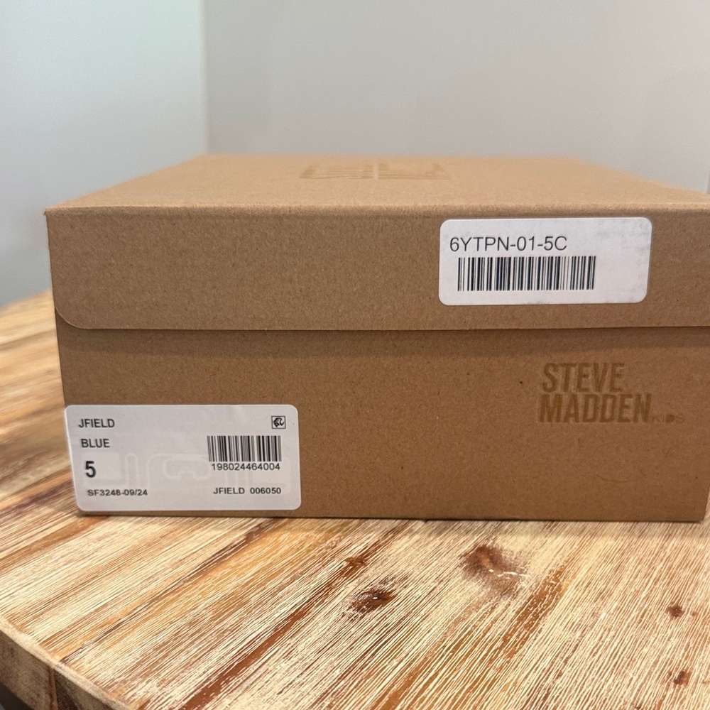 Steve Madden Blue & Pink Athletic Shoes nwt/box size 5 kids or a woman size 7 - Picture 7 of 8
